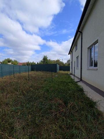 Таунхаус в затишному місці поруч з розвиненою інфраструктурою