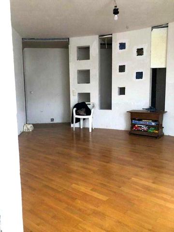 Продається 4-кімнатна квартира у Болгарському містечку