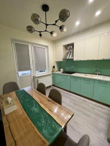 Продам 5-кімнатну квартиру вул.Василя Стуса  біля річки