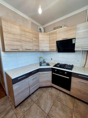 Квітнева вул., 52