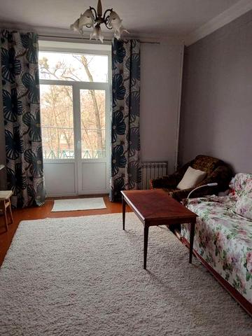 Продам  2 комнатную квартиру ,центр, сталинка