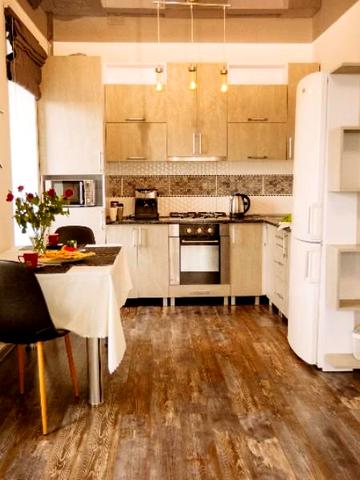 Новая стильная квартира с часами