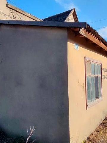 Продам квартиру на земле под ремонт. Центральная улица.