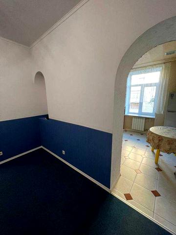 Сдам огромную двухкомнатную квартиру(+большой гараж) возле м. Х.Гора!