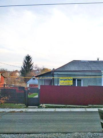 Продається половина будинку із земельною ділянкою 6 сот  в центральній