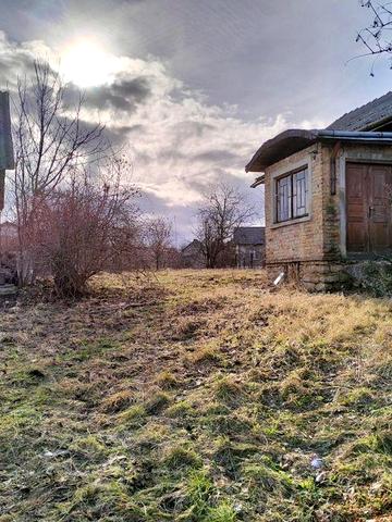 Будинок з великим садом