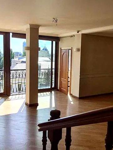 Дворівнева Сталінка на Печерську. Пилипа Орлика 10 Липки Печерськ