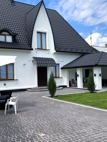 Будинок - центр. Можливе комерційне використання.