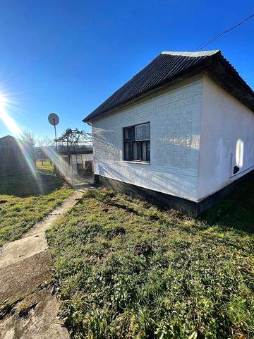 Будинок разом з територією навколо