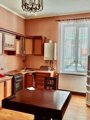 Продається 2-кімнатна квартира в самому центрі міста. Чортків