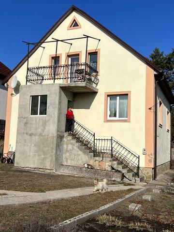 Дачний будинок для великої сім‘ї поруч з річкою та лісом