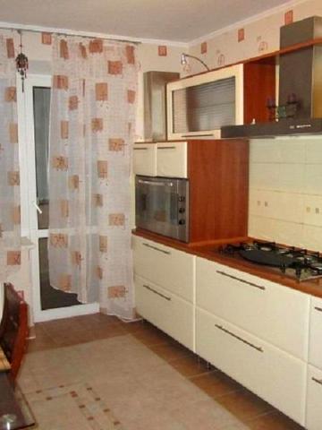 Академіка Євгена Лазаренка вул., 48а