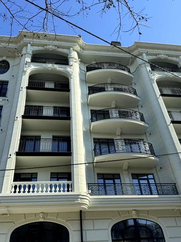 Простора однокімнатна квартира з терасою біля моря в Приморському районі в КБ Гімназіст