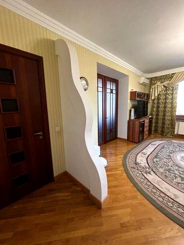 Продається простора 4-х кімнатна квартира в самому центрі міста.