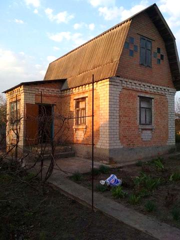 Продається дачна ділянка з будинком