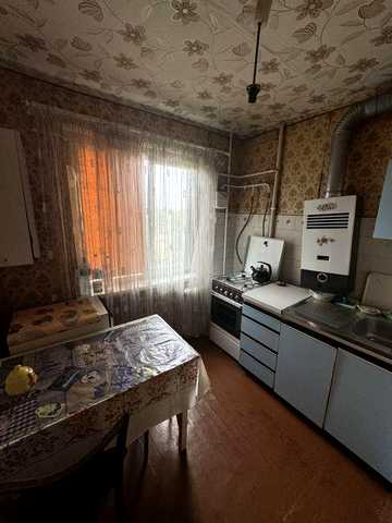 Продається 3 кімнатна квартира в центрі міста .