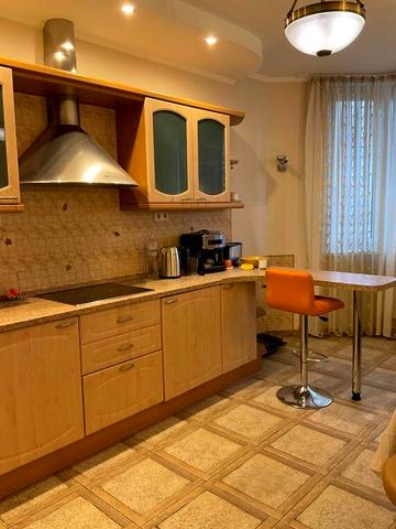 М. Лагунової 18б продаж затишної трикімнатної квартири.