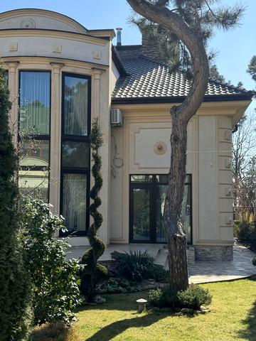 Горіхова вул., 7