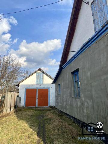 Продається просторий цегляний будинок у гарному районі.