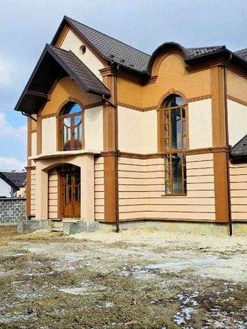 Будинок з великою ділянкою у передмісті Івано-Франківська