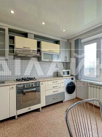 Шкільна вул. (Героїв Сталінграда), 48