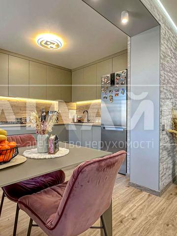 Лахтинська вул., 11