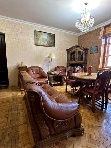Продам 3х к. кв. сталинку, с гаражом, ул. Декабристов, городок Сказка