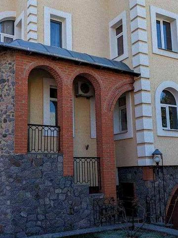 Продається добротний будинок в Центрі! Для великої родини