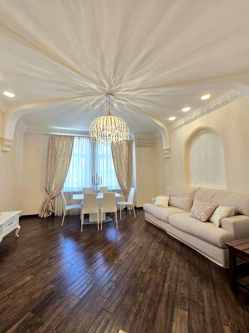 Хрещатик вул. (Kreschatic), 21