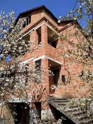 Продається приватний будинок в 10 хвилинах від центру міста.