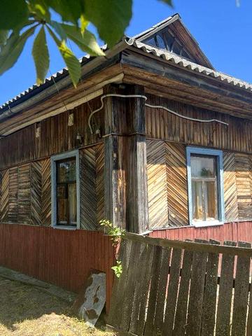 деревʼяний будиночок в селі