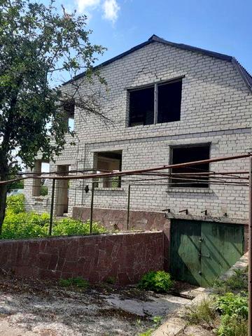 Дачний будинок з гаражем