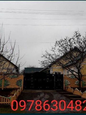 Продається просторий та затишний будинок.