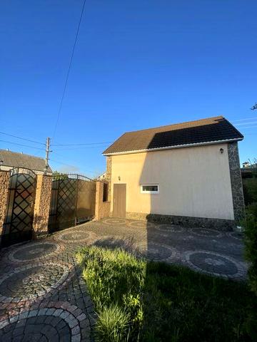 Продаж двоповерхового будинку