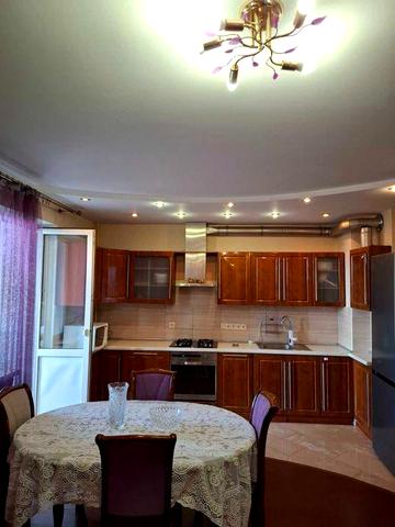 Продається 3-кім.  в центрі міста Буча   Пушкiна 59 б без комiсiйних.