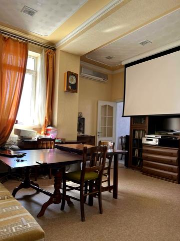 Театральна вул., 5