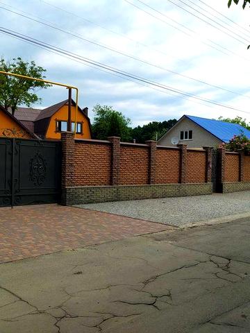 Продам два будинки, на двох ділянках, об`єднаних в один двір.МІЩАНКА!!