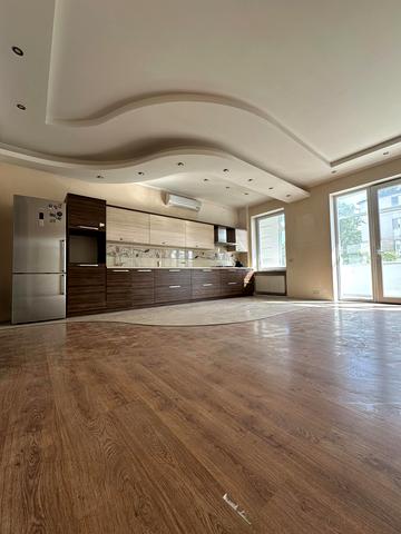 Олексія Вадатурського вул. (Маршала Малиновського), 1/1