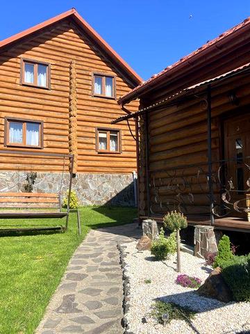 Здають деревʼяні двоповерхові будинки з кухнею