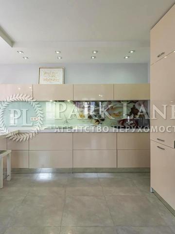 Анни Ахматової вул., 32/18