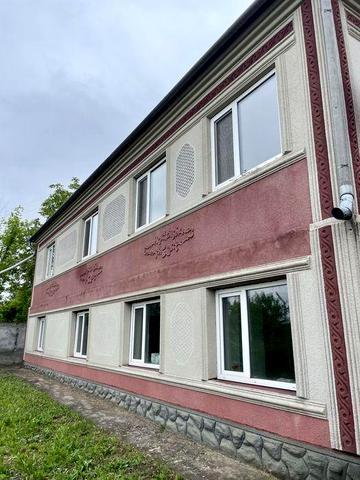 Просторий двоповерховий будинок на погорбі з видом на Дністер