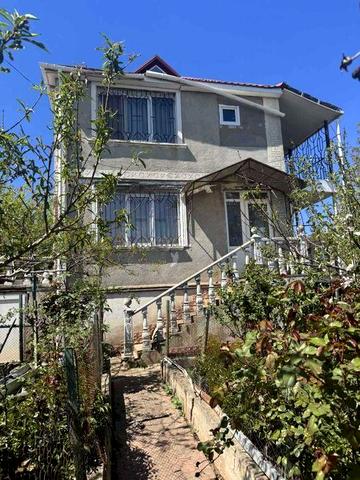 Продам затишний будинок коло водойми.