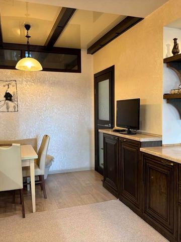 Валерія Лобановського просп. (Червонозоряний), 4-В