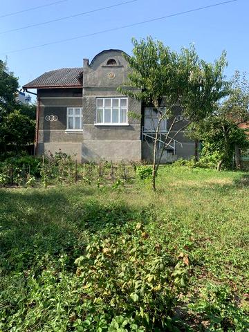 Продам будинок +велика земельна ділянка .місто Бучач