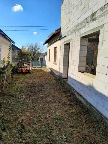 Будинок з прибудовою