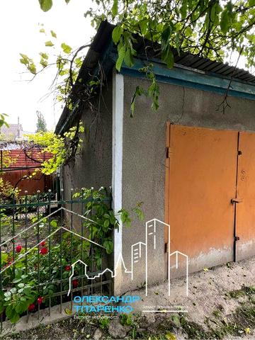 Продам частину будинку з власним двориком в місті!