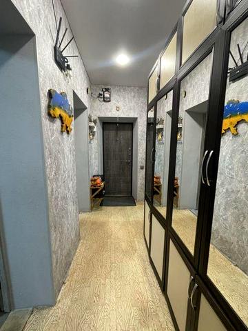 Продаж 3 х - кімн .квартири в Озерному