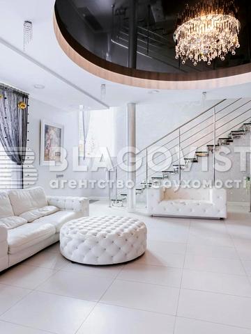 Футбольна, 3