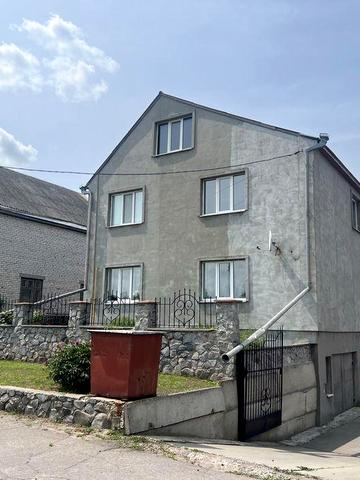 Продається двоповерховий будинок на березі річки (торг)