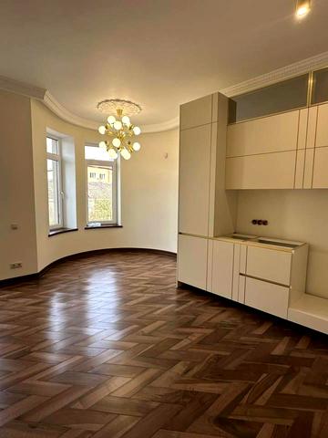 Республіканська вул., 16